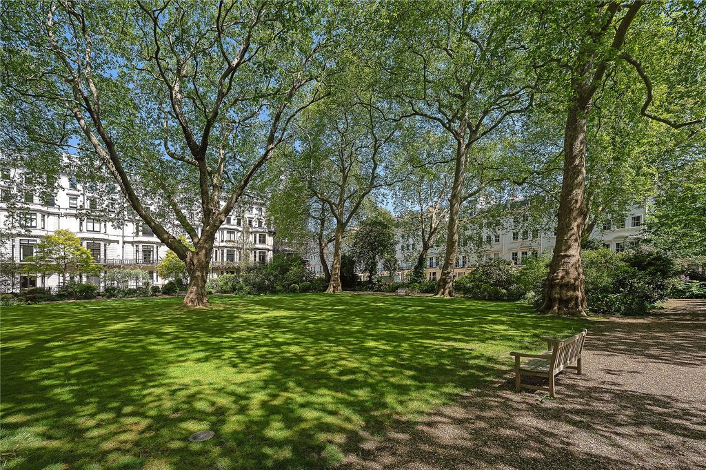 Property photo 3 of 9 Communal Gardens