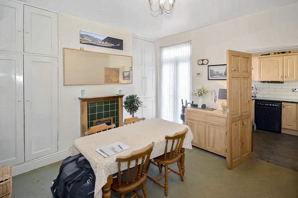 Property photo 3 of 11 Advert-79