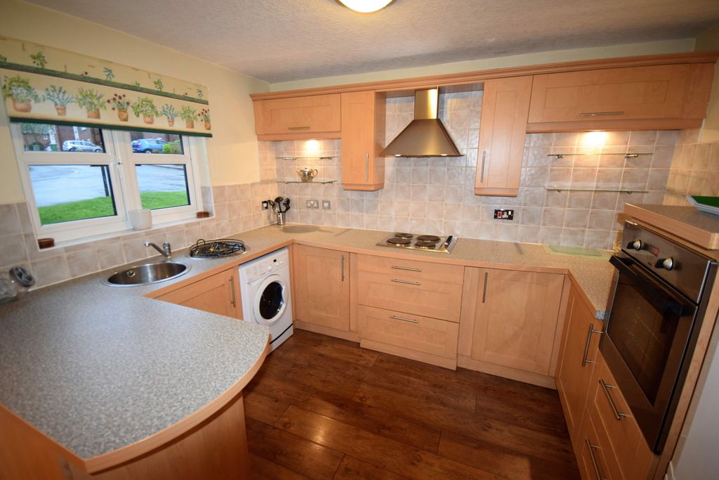 Property photo 3 of 8 Kitchen