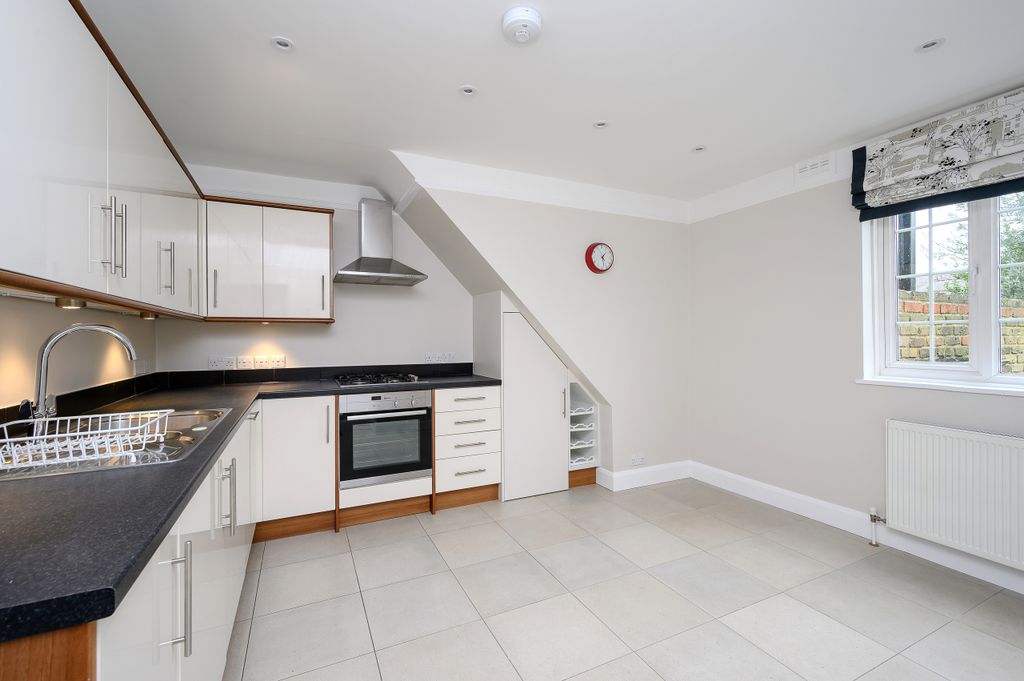 Property photo 3 of 10 Kitchen Alt