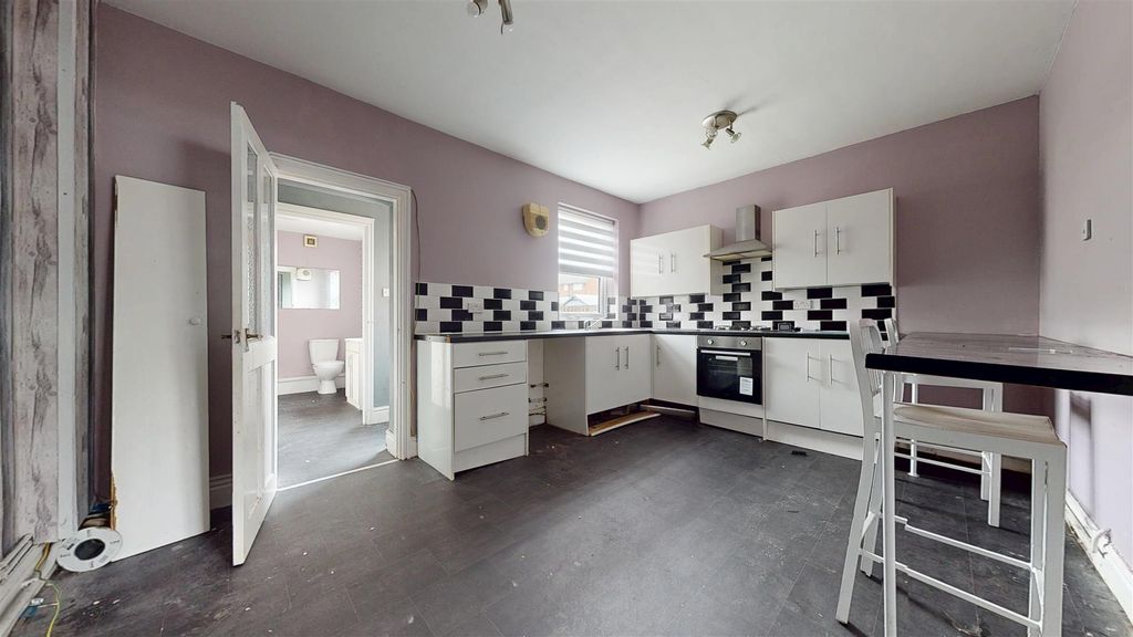 Property photo 3 of 16 Derbyshire Hill Road Kitchen
