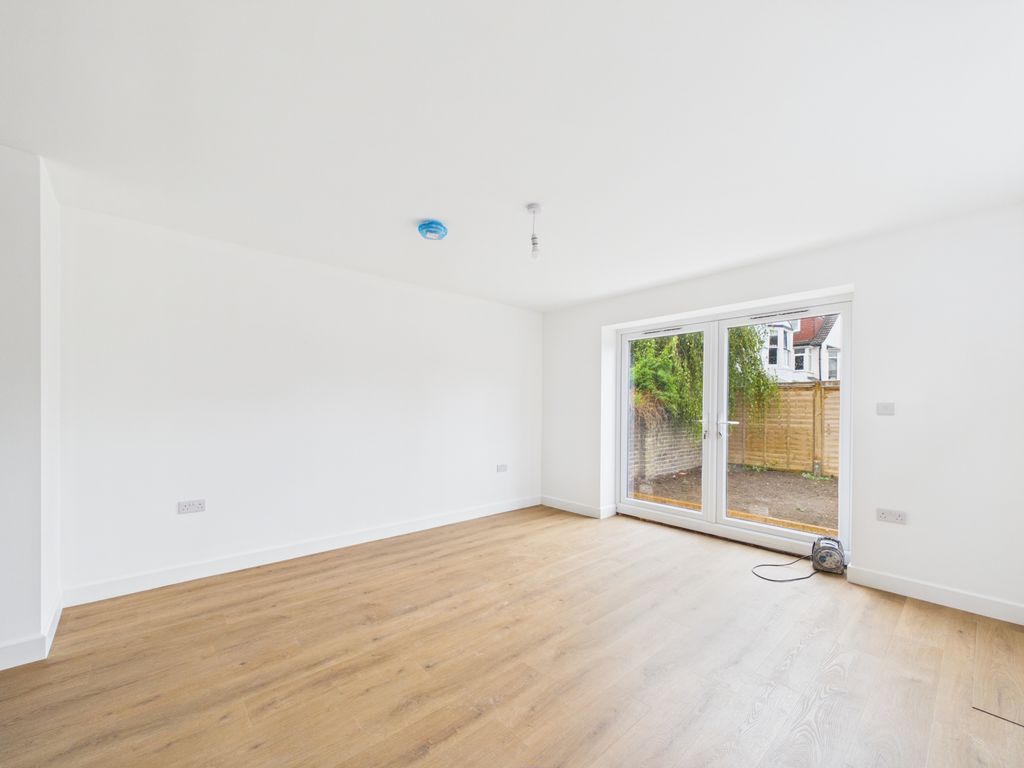 Property photo 1 of 7 Cam04693G0-Pr0127-Still001