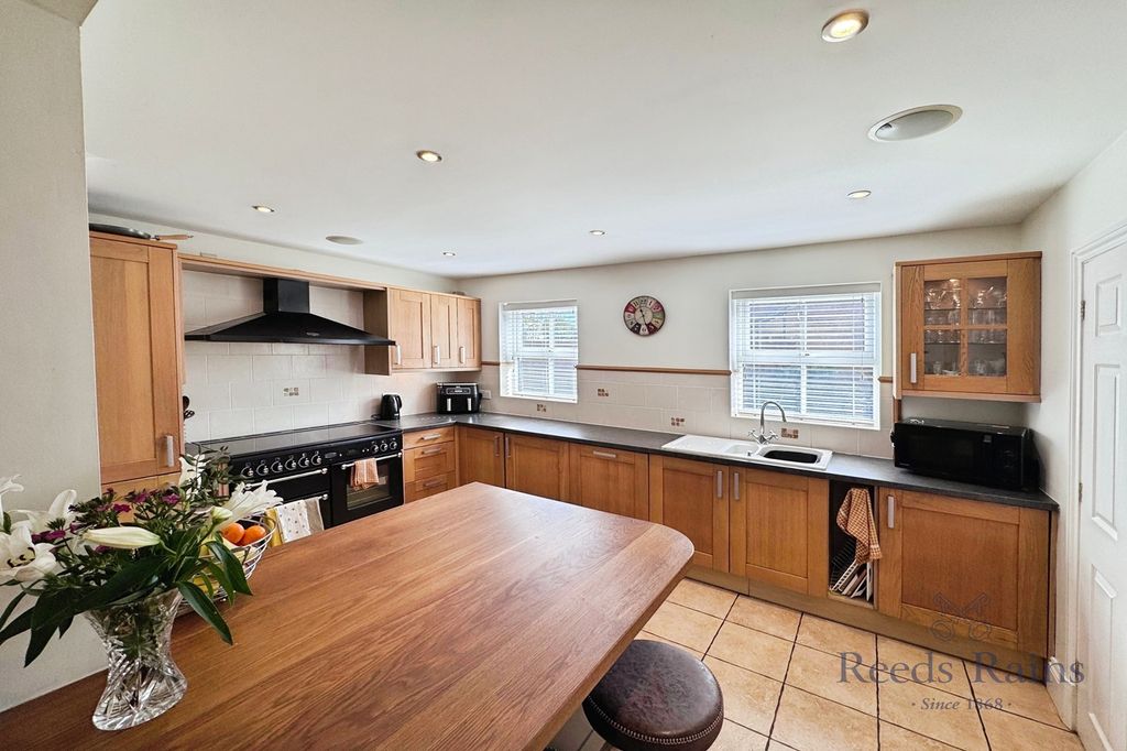 Property photo 3 of 30 Kitchen