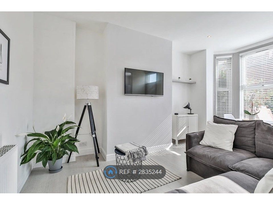 Property photo 1 of 10 Living Room