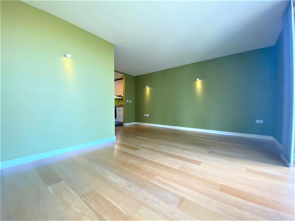 Property photo 3 of 10 Lounge 2