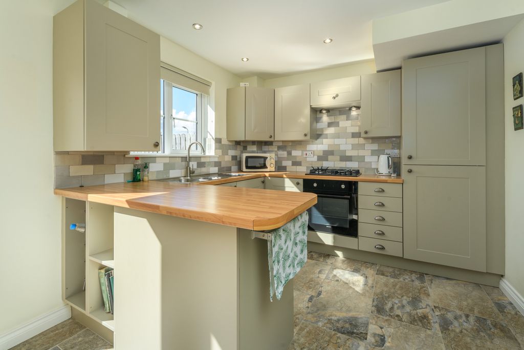 Property photo 2 of 27 Kitchen Diner-3