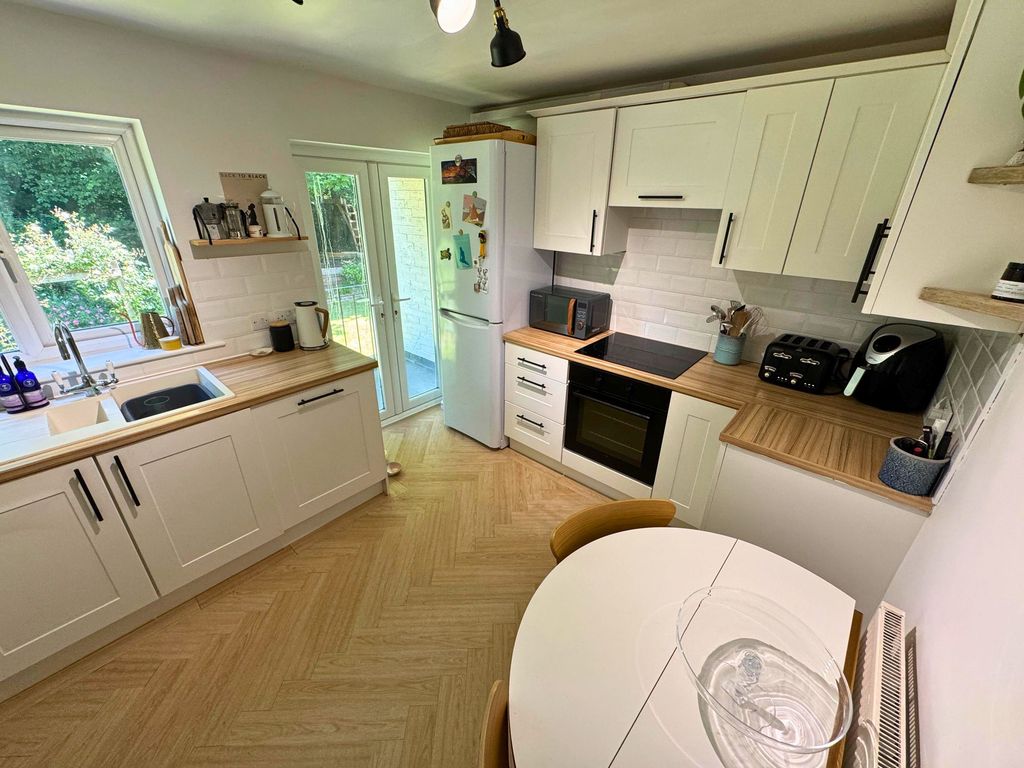 Property photo 1 of 11 Kitchen