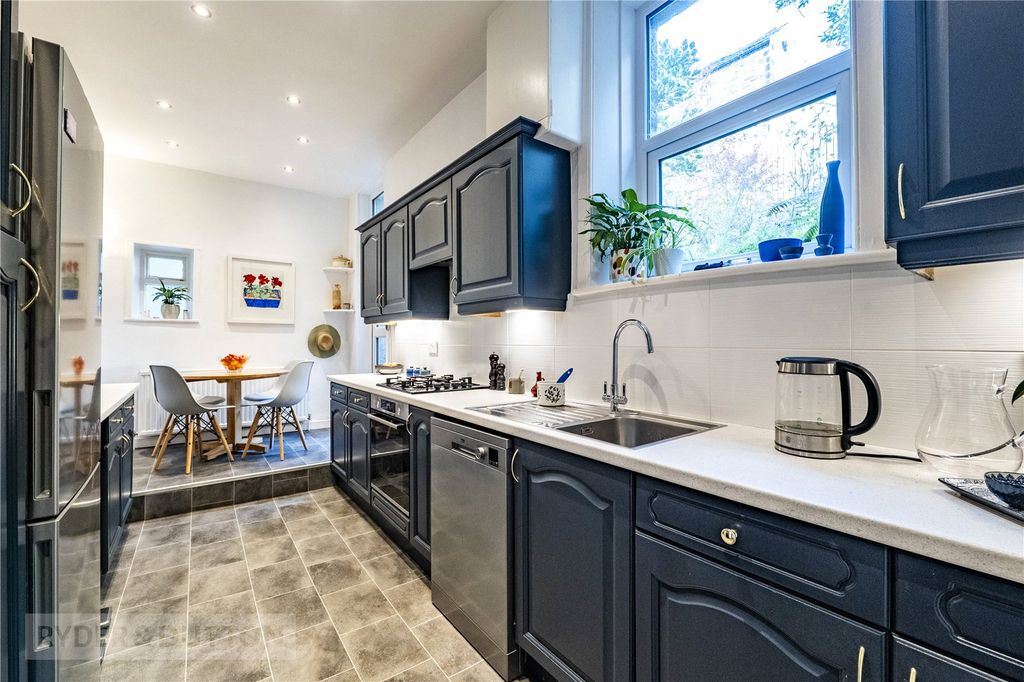 Property photo 2 of 21 Breakfast Kitchen