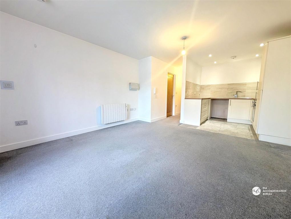 Property photo 3 of 14 Lounge