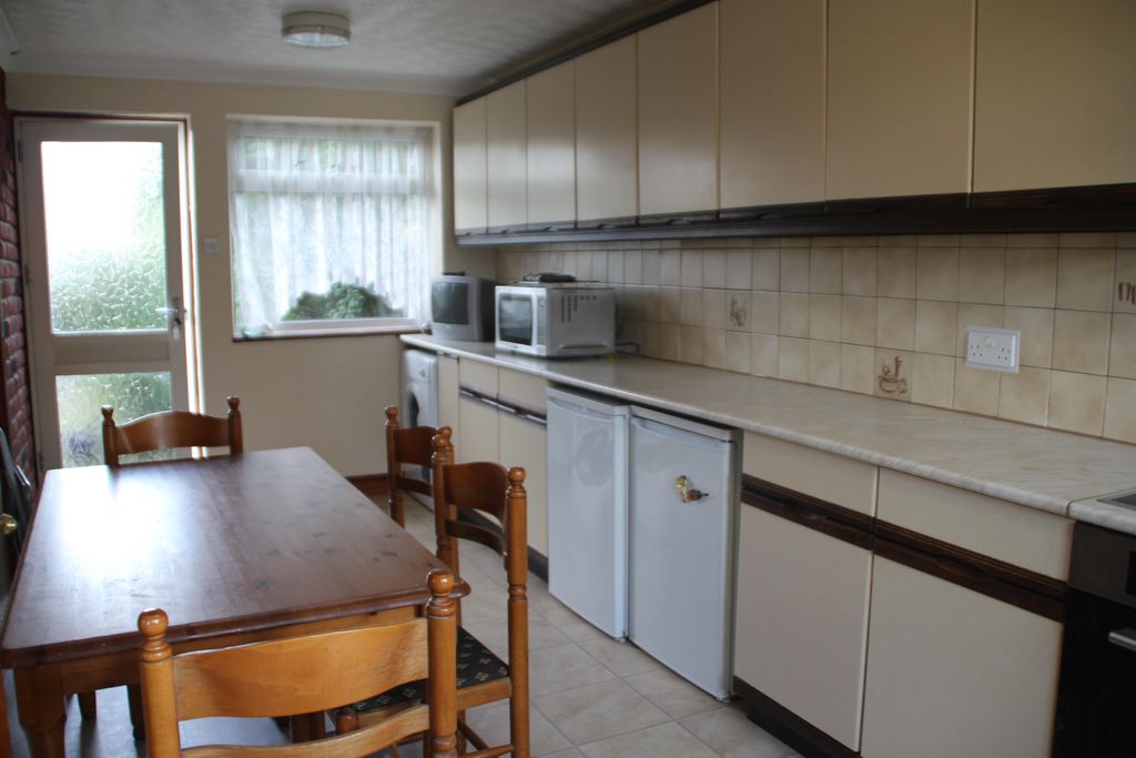 Property photo 2 of 6 Kitchen