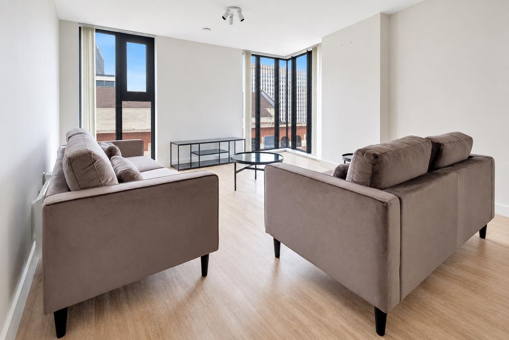 Property photo 1 of 18 Living/ Dining Area