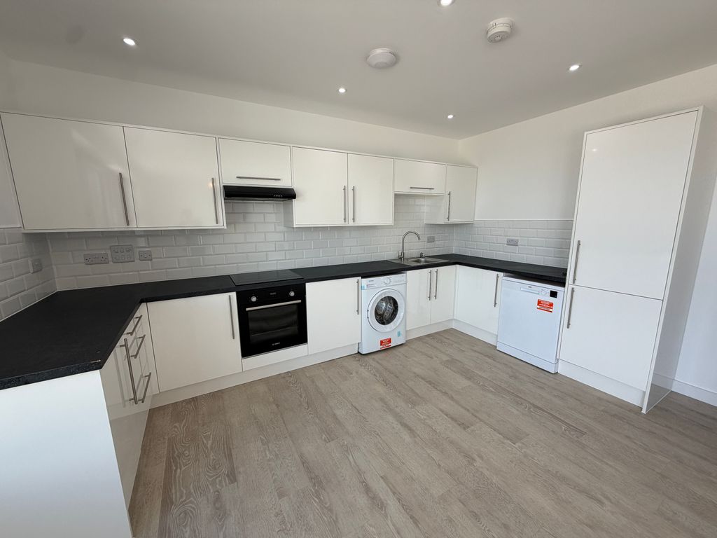Property photo 3 of 10 Kitchen
