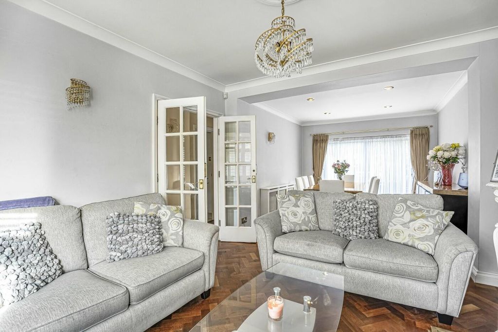 Property photo 2 of 17 Through Lounge