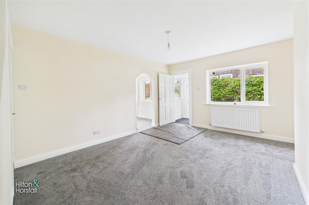 Property photo 2 of 12 Glen Street