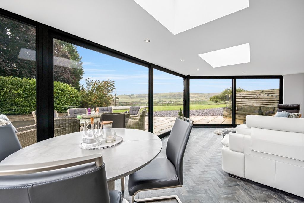 Property photo 3 of 72 4463368