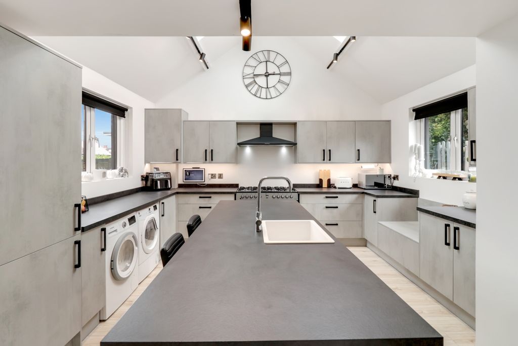 Property photo 3 of 17 Kitchen