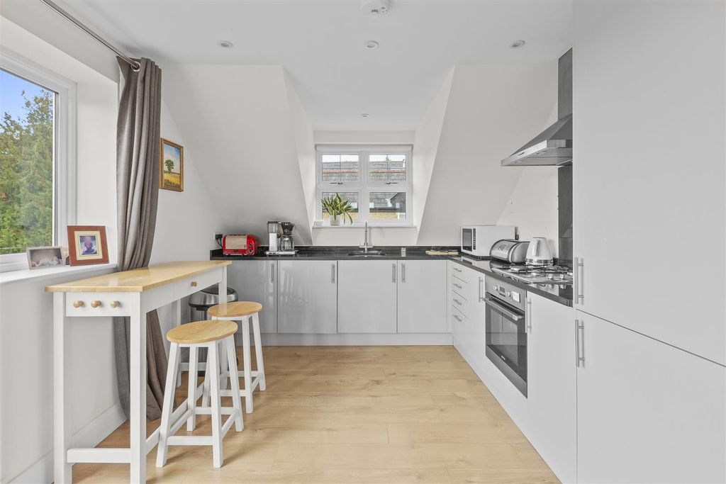 Property photo 2 of 13 Flat 9, 15 Priory Road, Hp13 6Sl-7.Jpg