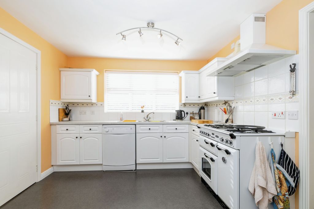 Property photo 3 of 20 Kitchen