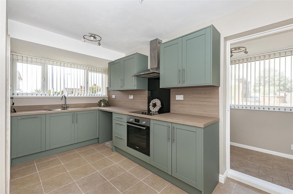 Property photo 2 of 13 1 Rusell Rd16.Jpg