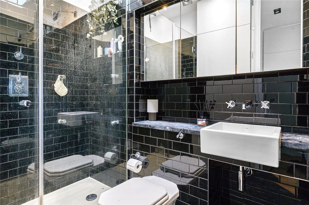 Property photo 3 of 19 En Suite