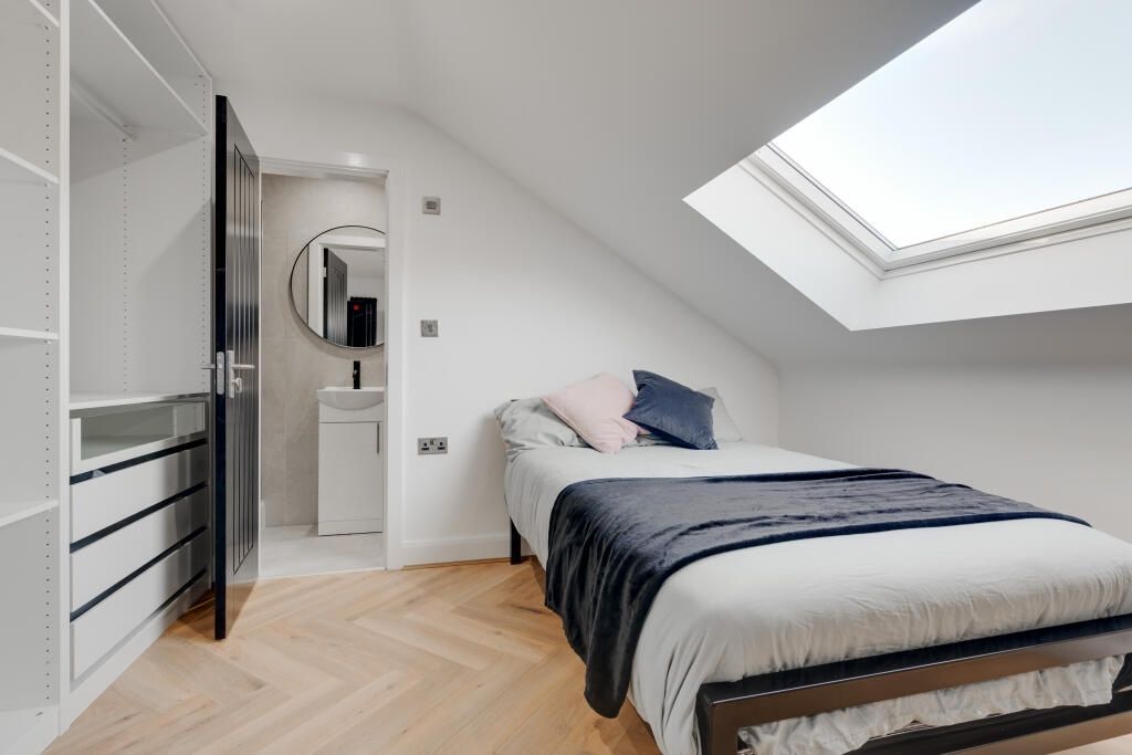 Property photo 2 of 12 Bright And Airy Master Bedroom With A Comfortable ...