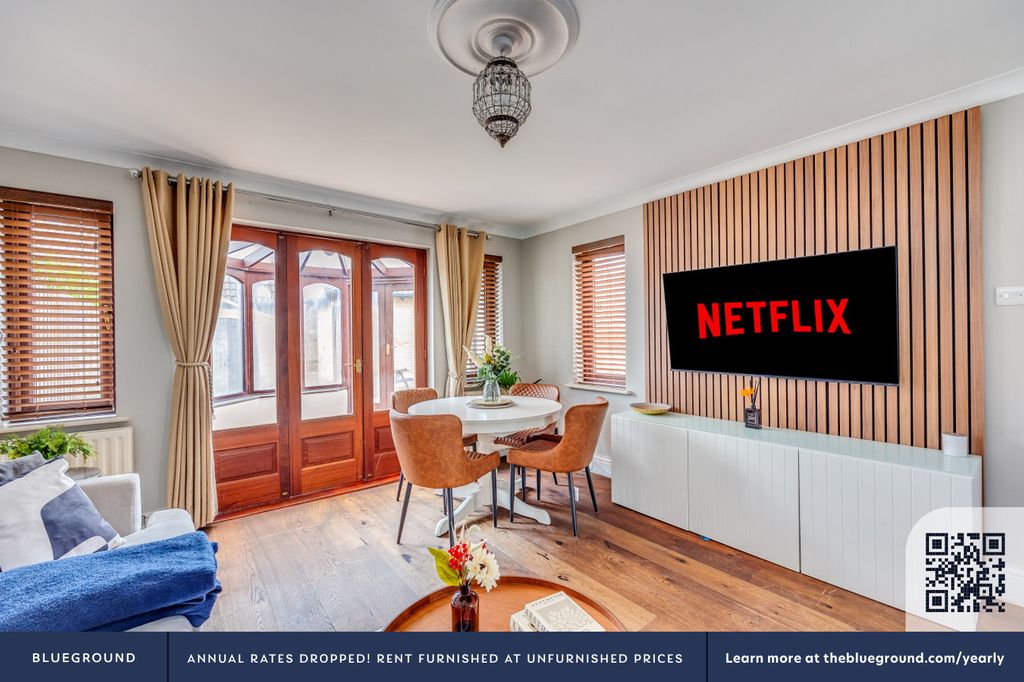 Property photo 3 of 31 Living Room