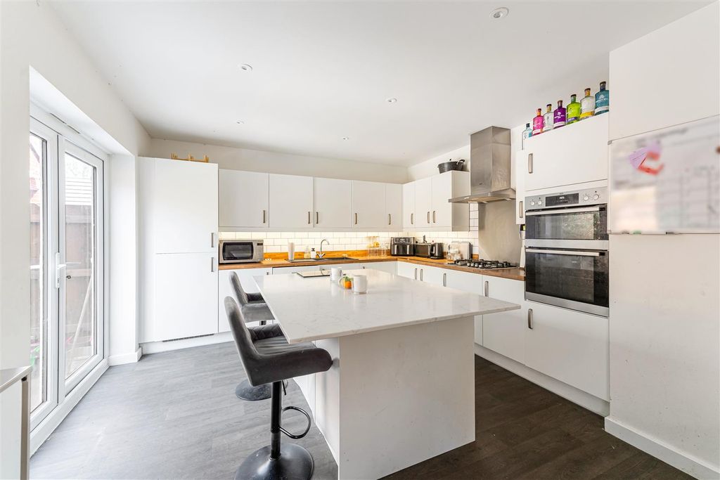 Property photo 3 of 21 Kitchen/Diner
