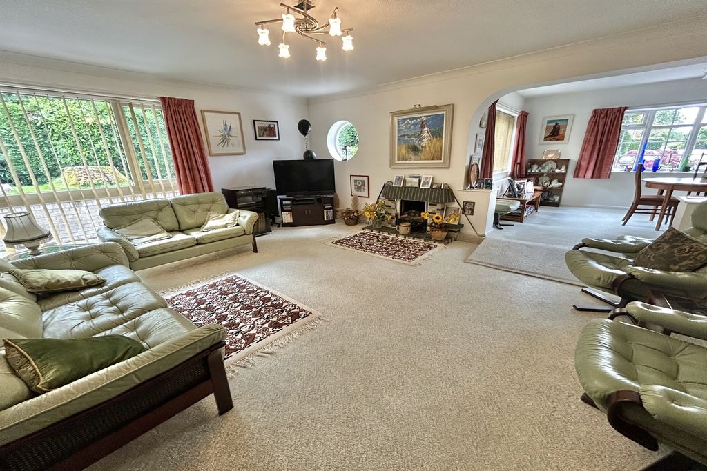 Property photo 3 of 19 Lounge