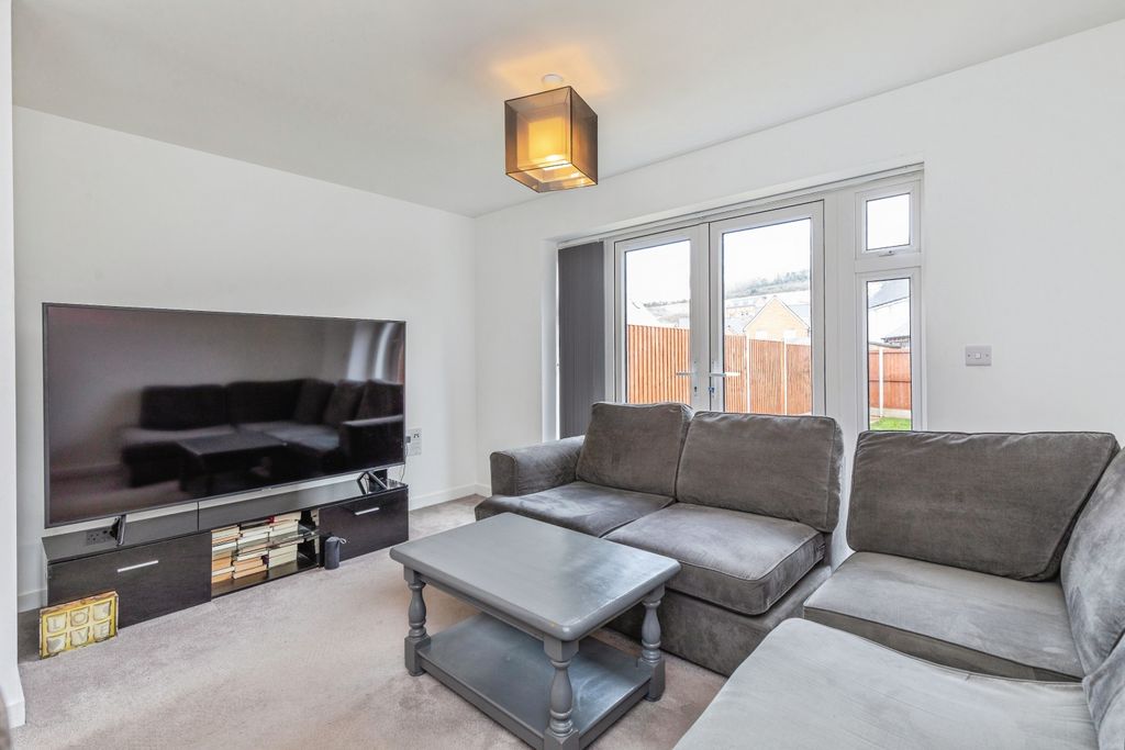 Property photo 3 of 20 Lounge