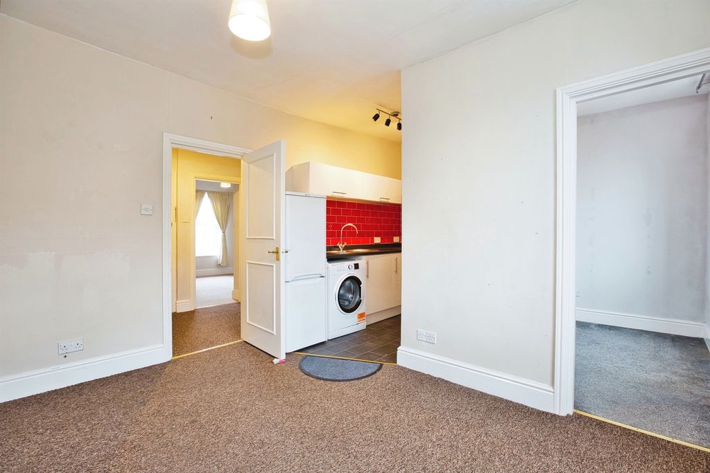 2 bed flat for saleMarket Square, Crewkerne TA18 photo 5