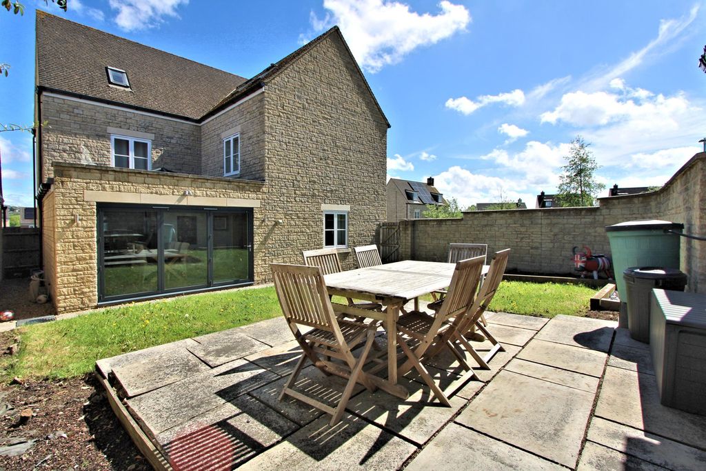 Property photo 3 of 27