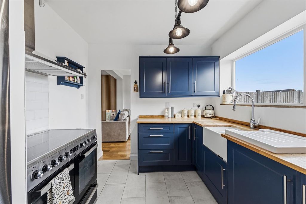 Property photo 2 of 31 Kitchen