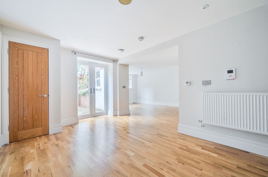 Property photo 3 of 26 1376315-18-690c86...