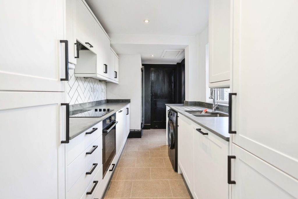 Property photo 3 of 17 Kitchen