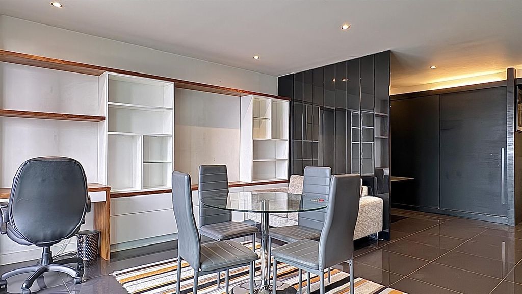 Property photo 2 of 11 Property To Rent In Pan Peninsula