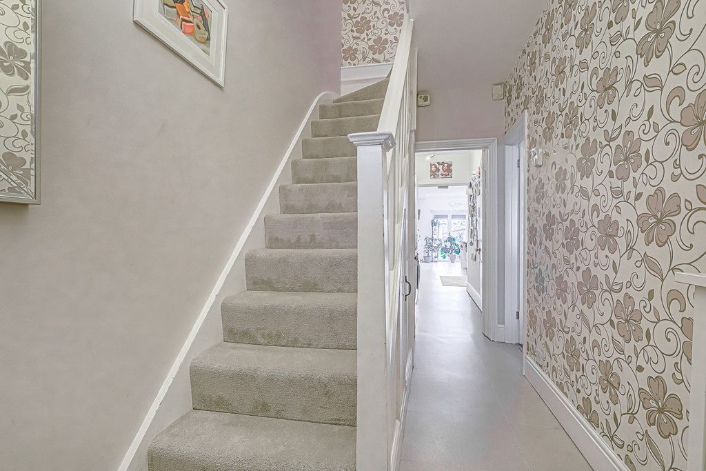 Property photo 2 of 31