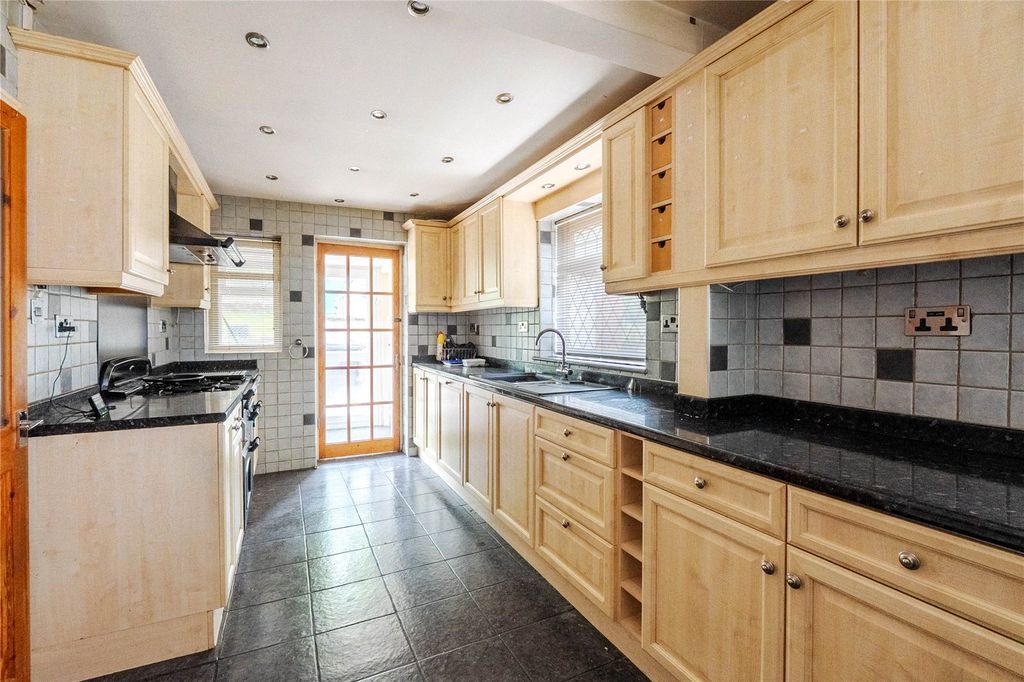 Property photo 3 of 11 Picture No. 12