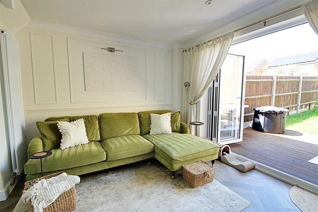 Property photo 2 of 17 Living.Jpg