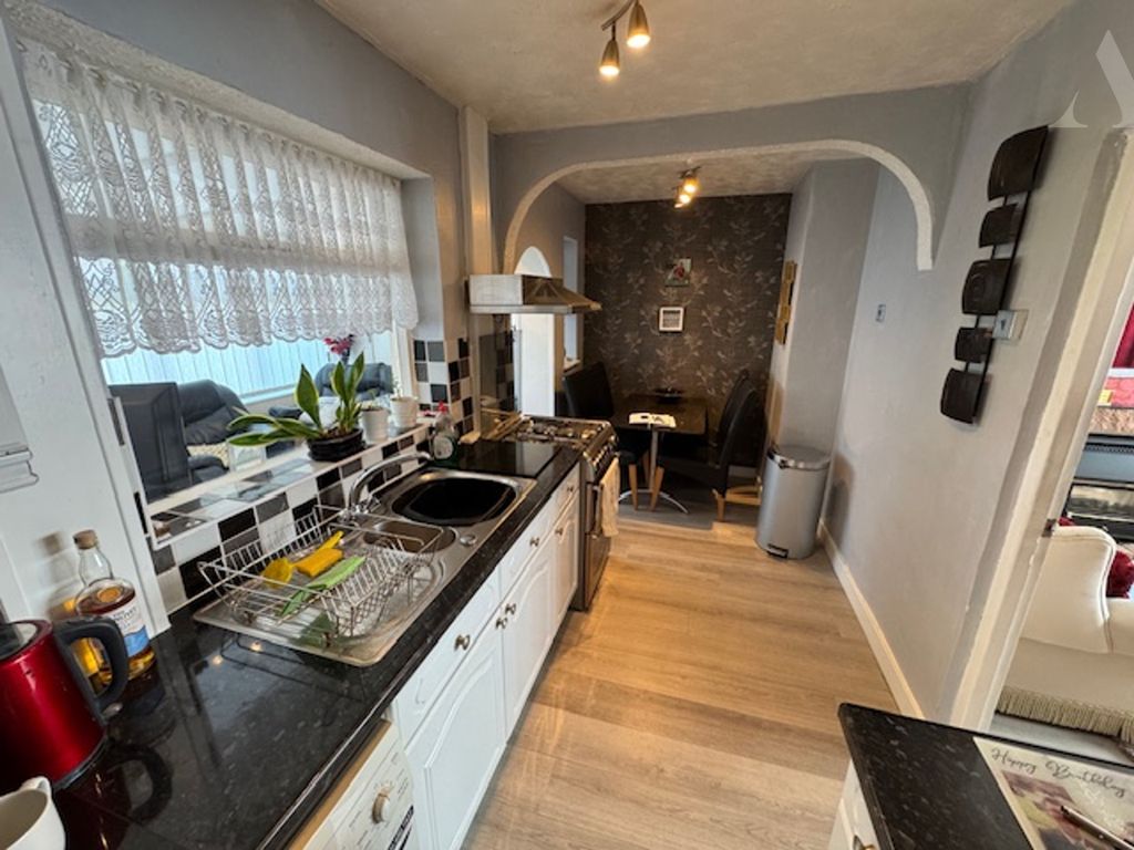 Property photo 2 of 11 36 Orpwood Road Kitchen