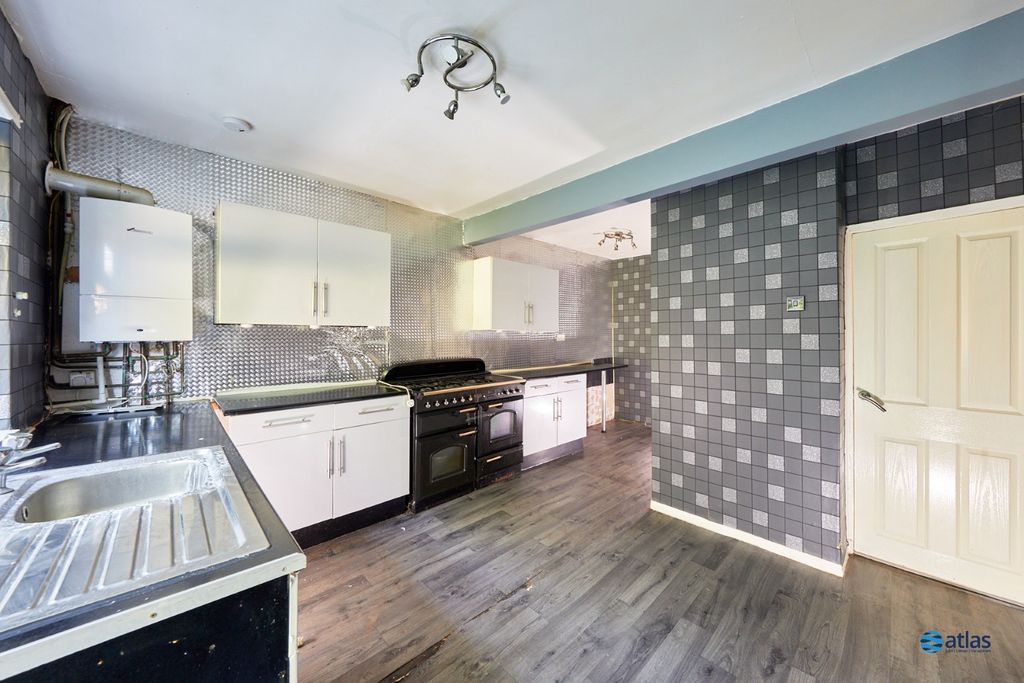 Property photo 3 of 17 Kitchen