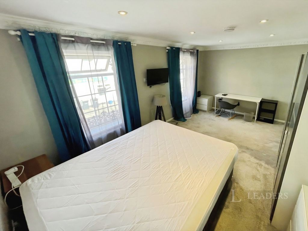 Property photo 3 of 9 Pbox-Img.Jpg