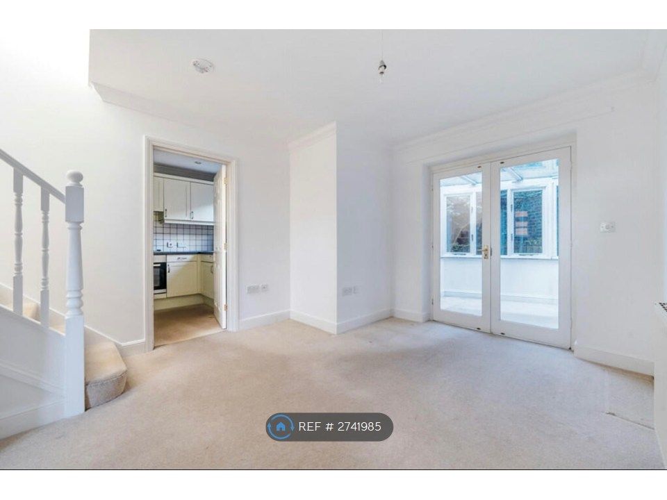 Property photo 3 of 11 Lounge