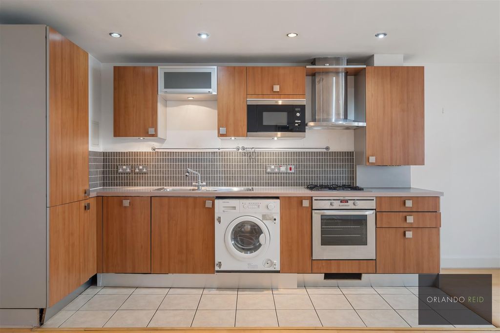 Property photo 3 of 12 Flat 3, 376 Clapham Road Sw9 9Ar-4.Jpg