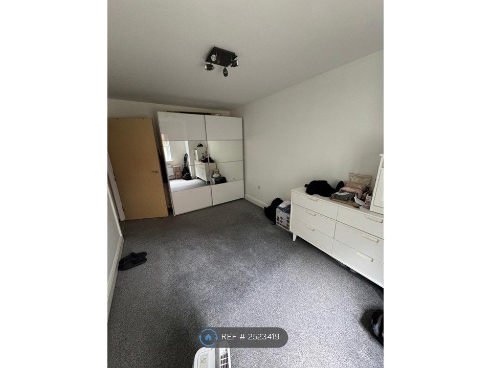 Property photo 3 of 12 Masterbedroom With Wardrobe