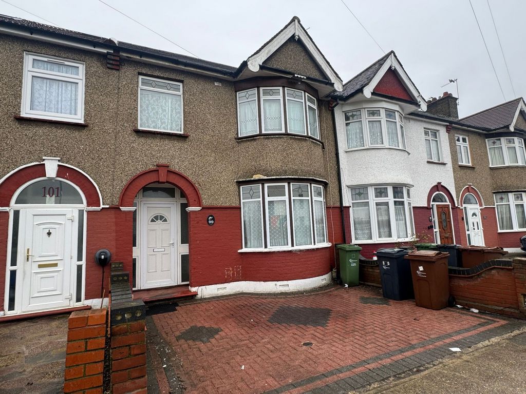 Property photo 1 of 11 4-Bedroom House In Barking