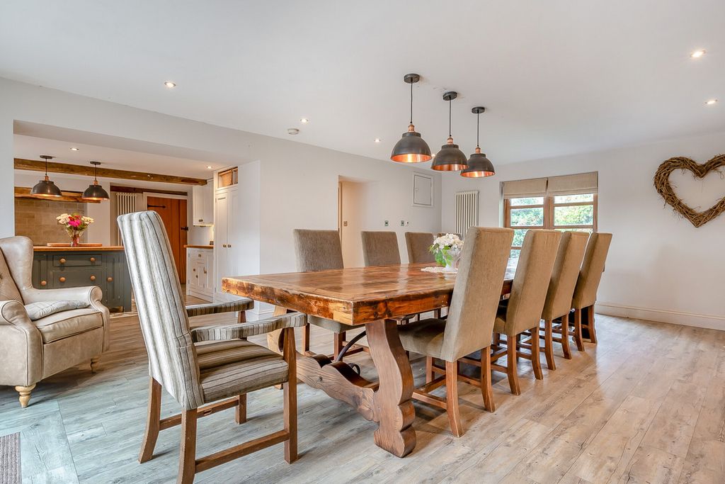 Property photo 2 of 35