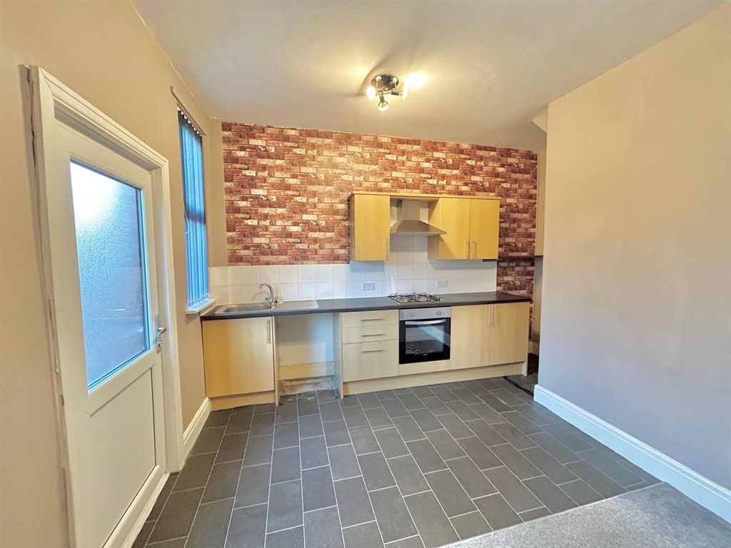 Property photo 3 of 10 Kitchen.Jpg