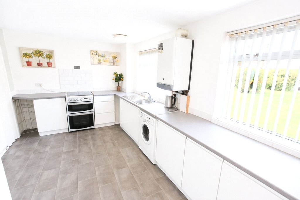 Property photo 3 of 15 Kitchen