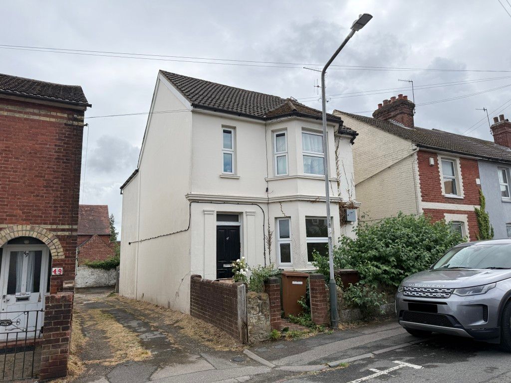 Property photo 1 of 6 View Of Ground Floor Flat In Need Of Improvement