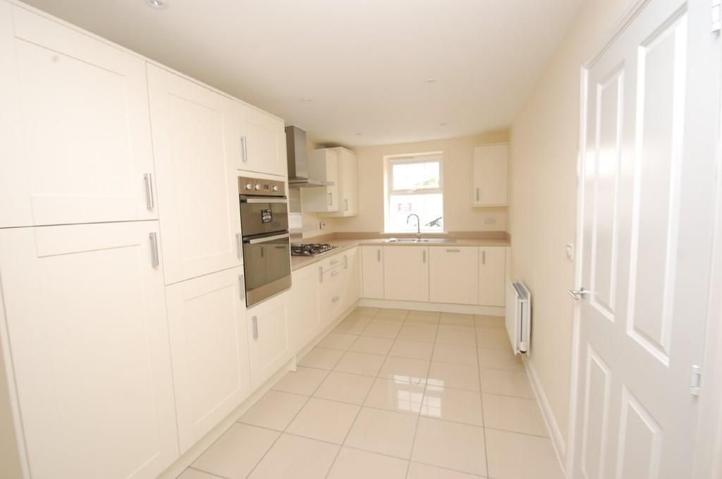 Property photo 3 of 11 Kitchen